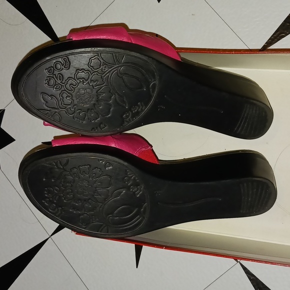 Bandolino Slip-On Wedges Leather - Like New - Picture 3 of 16